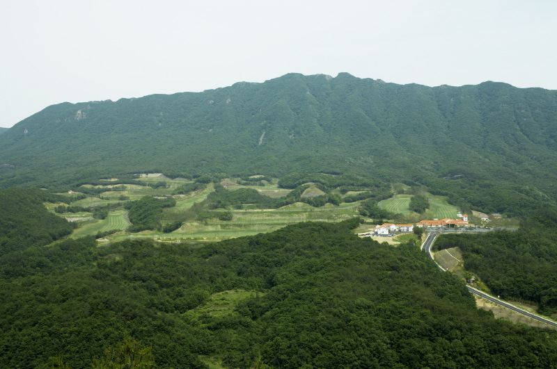 백화산이 병풍처럼 둘려싼 넓고 평탄한 분지에 자리잡은 뉴스프링빌ⅡCC